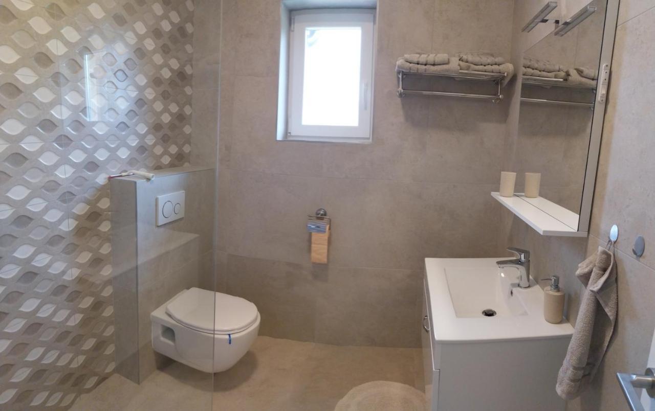 Vila Dubravka - Schoen Und Komfortabel Inmitten Von Olivenbaeumen Und Weinbergen Mit Whirlpool Valtura Buitenkant foto